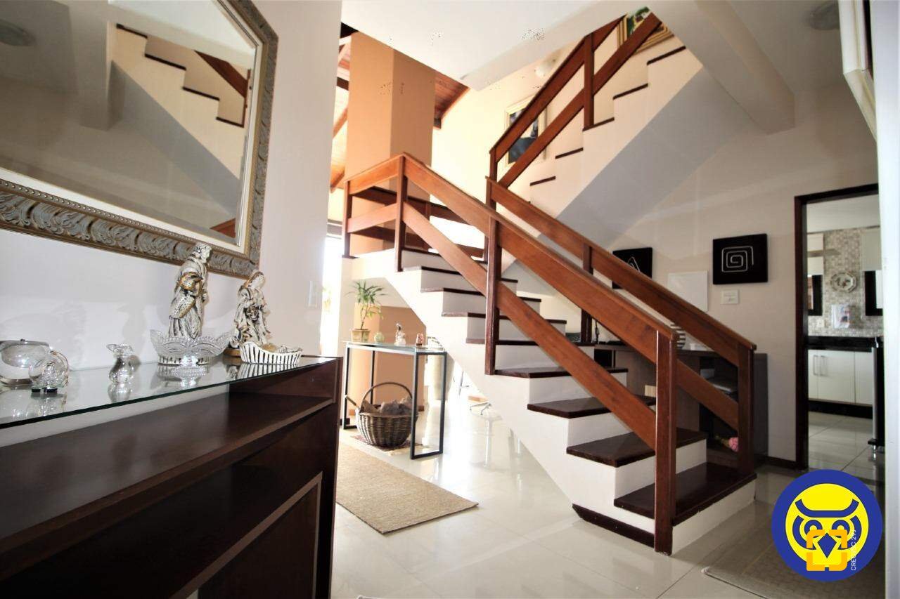 Casa com 370m², 7 quartos (sendo 3 suítes), 2 garagens, no bairro Centro em Florianópolis