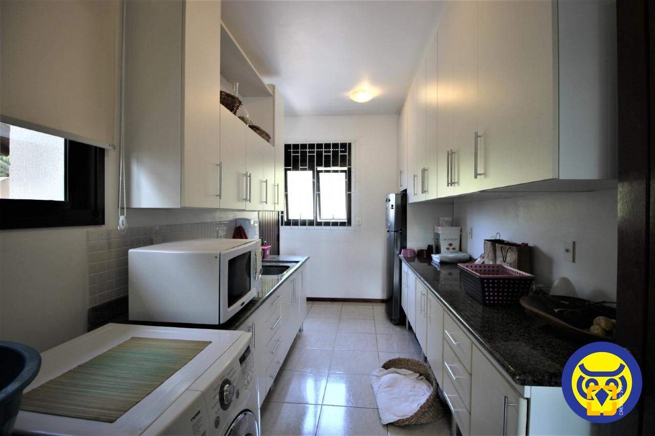 Casa com 370m², 7 quartos (sendo 3 suítes), 2 garagens, no bairro Centro em Florianópolis