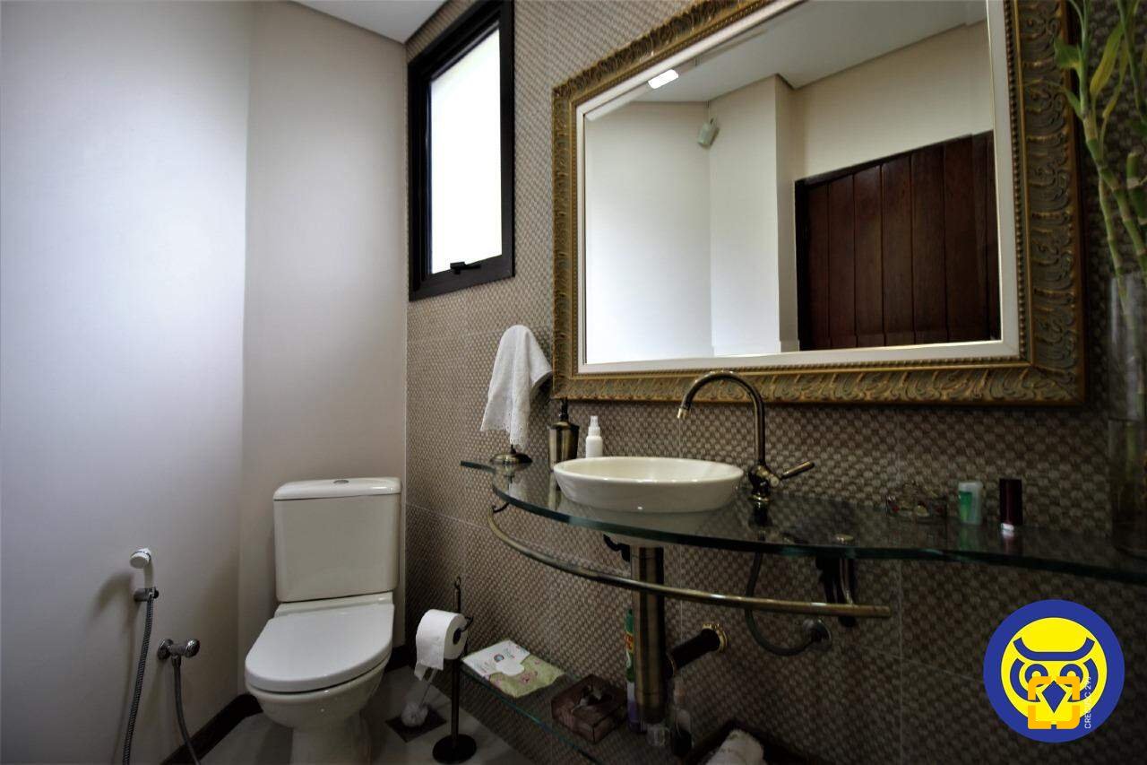 Casa com 370m², 7 quartos (sendo 3 suítes), 2 garagens, no bairro Centro em Florianópolis