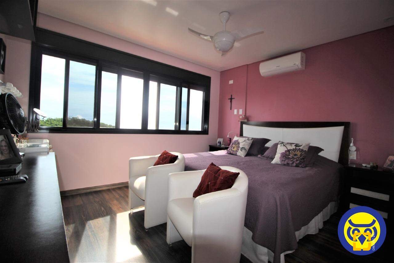 Casa com 370m², 7 quartos (sendo 3 suítes), 2 garagens, no bairro Centro em Florianópolis