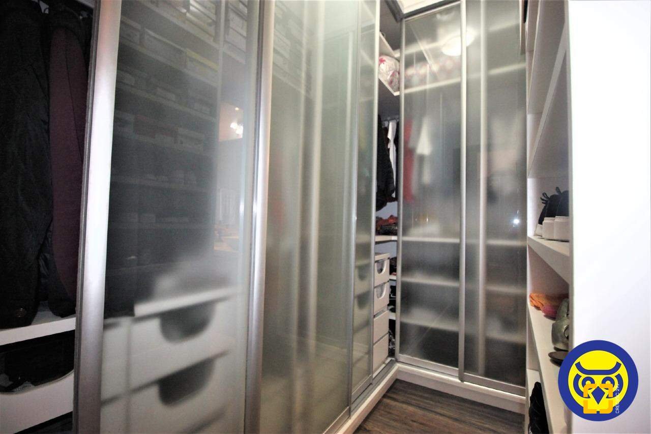Casa com 370m², 7 quartos (sendo 3 suítes), 2 garagens, no bairro Centro em Florianópolis