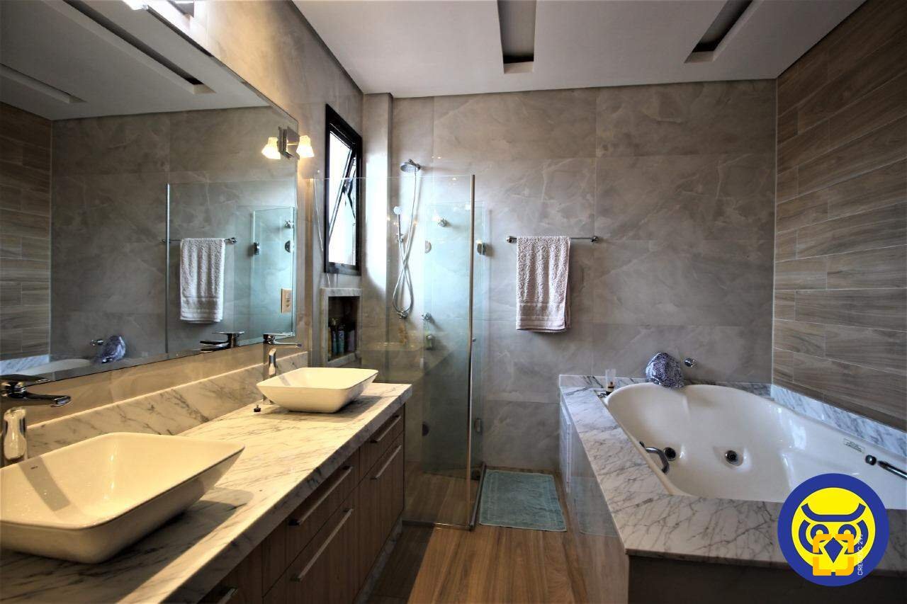 Casa com 370m², 7 quartos (sendo 3 suítes), 2 garagens, no bairro Centro em Florianópolis