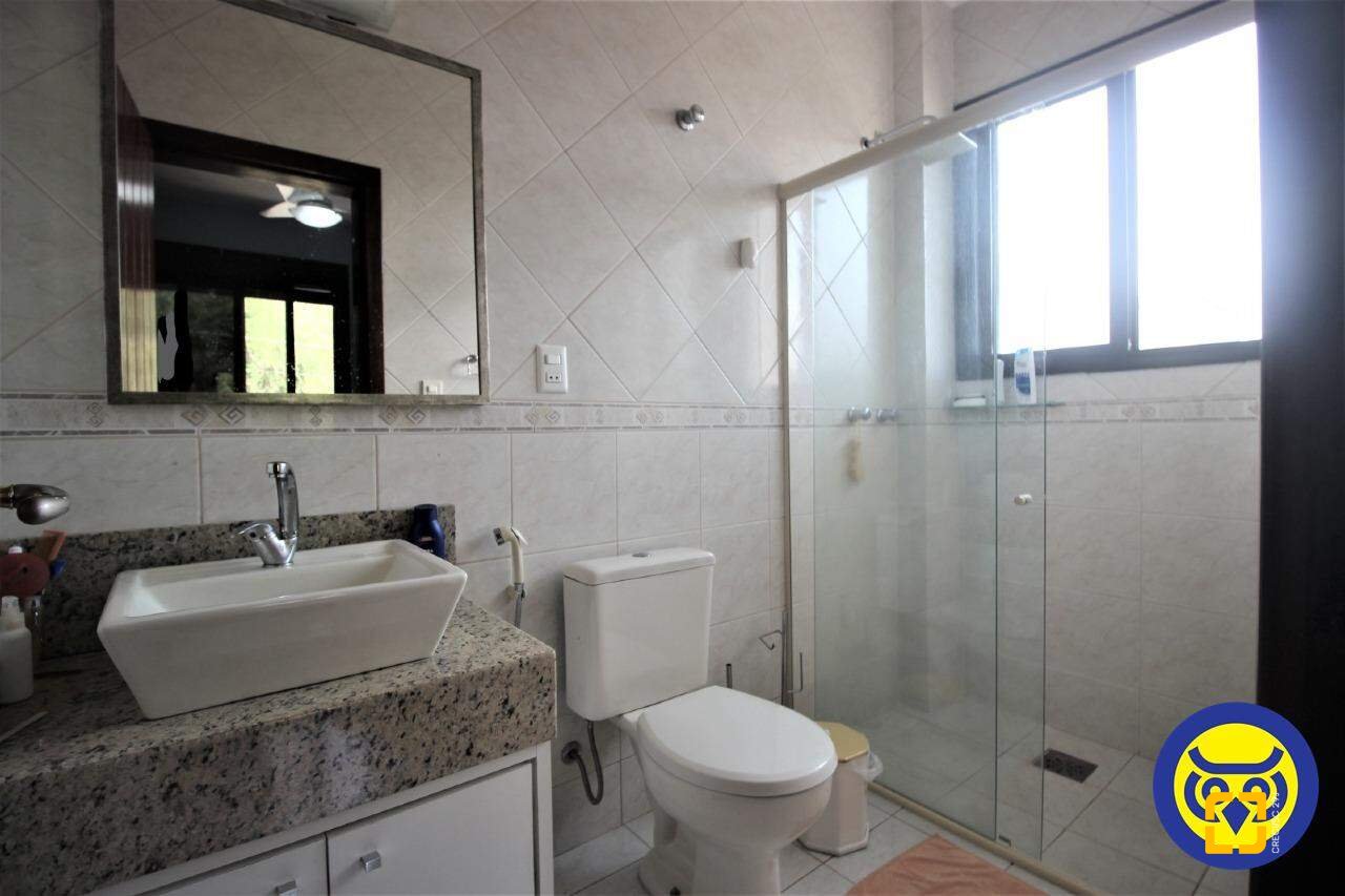 Casa com 370m², 7 quartos (sendo 3 suítes), 2 garagens, no bairro Centro em Florianópolis
