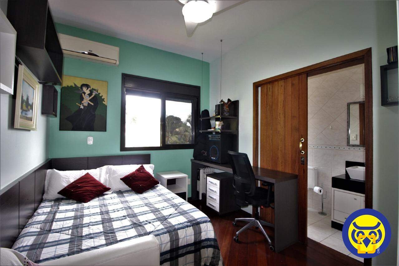 Casa com 370m², 7 quartos (sendo 3 suítes), 2 garagens, no bairro Centro em Florianópolis