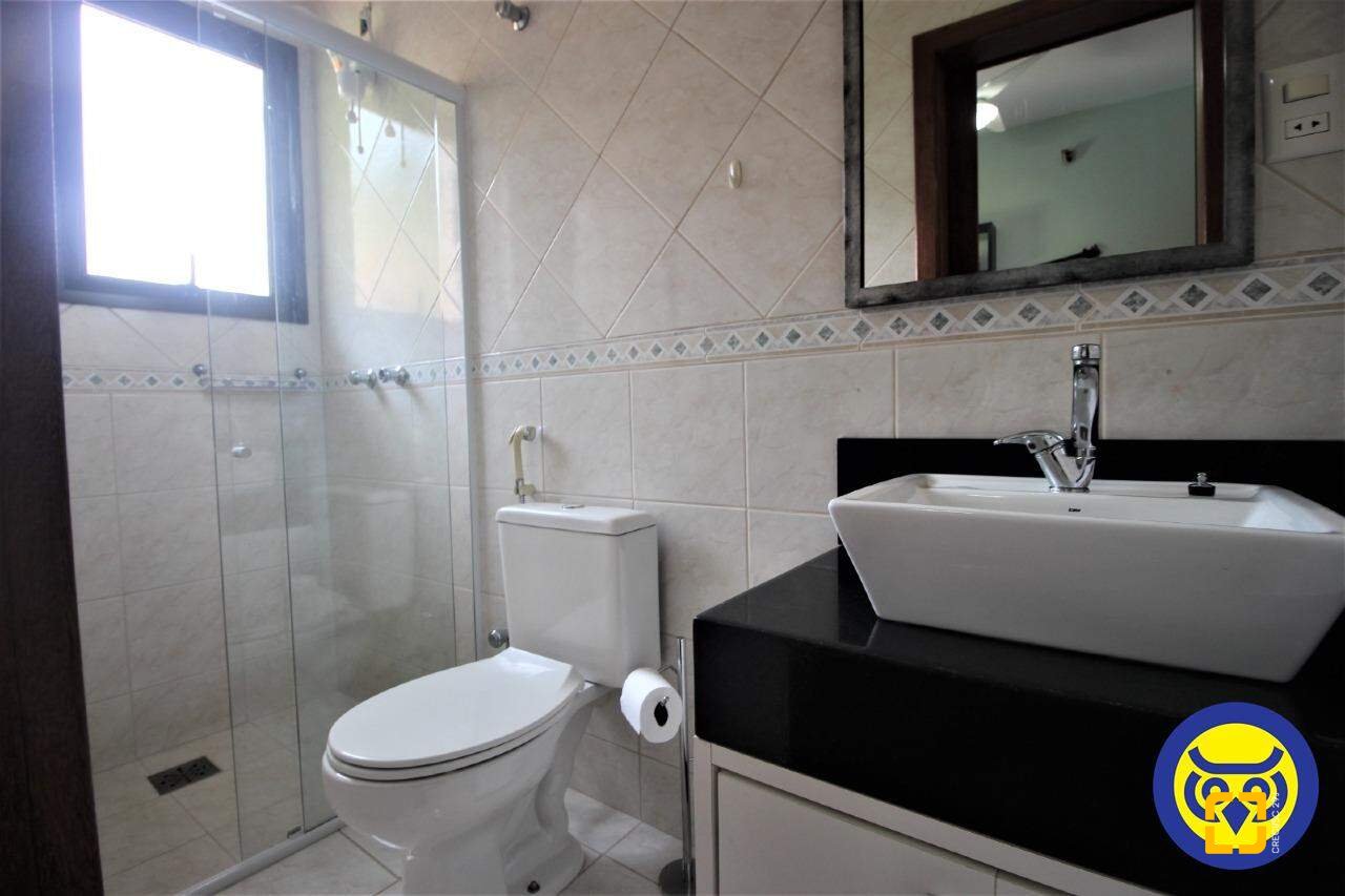 Casa com 370m², 7 quartos (sendo 3 suítes), 2 garagens, no bairro Centro em Florianópolis
