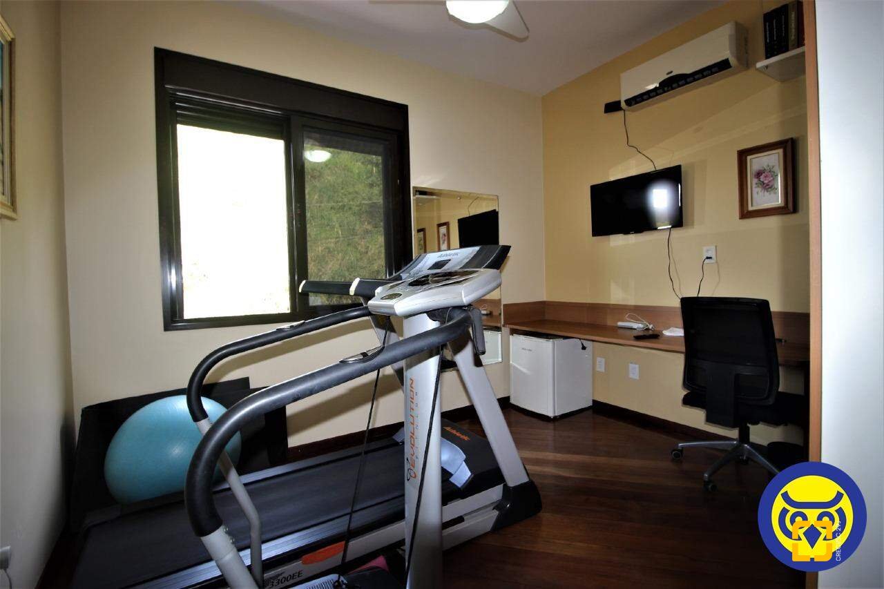 Casa com 370m², 7 quartos (sendo 3 suítes), 2 garagens, no bairro Centro em Florianópolis