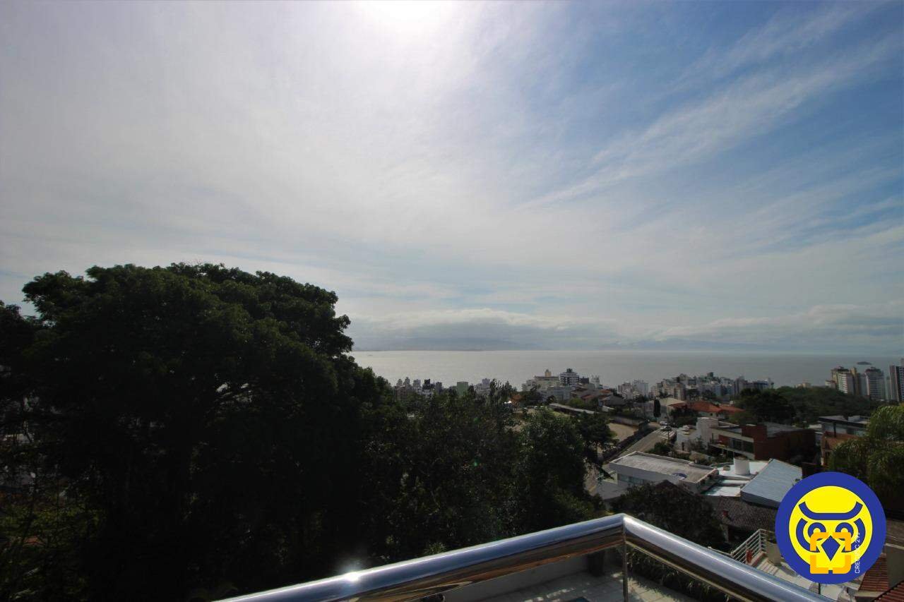 Casa com 370m², 7 quartos (sendo 3 suítes), 2 garagens, no bairro Centro em Florianópolis