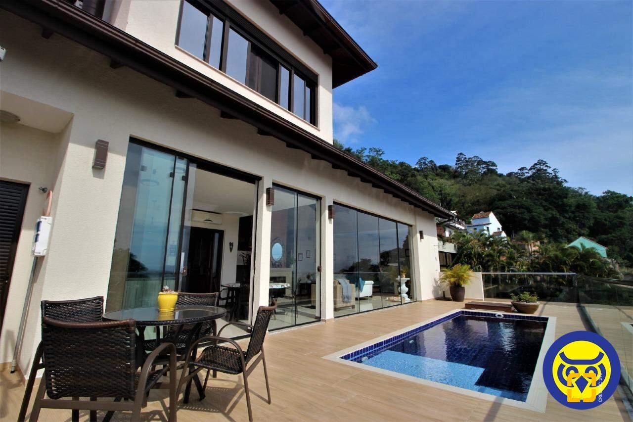 Casa com 370m², 7 quartos (sendo 3 suítes), 2 garagens, no bairro Centro em Florianópolis