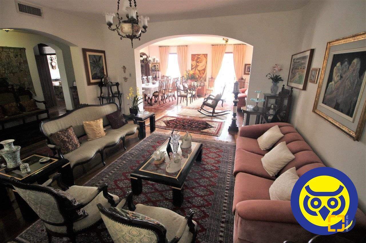 Casa com 536m², 5 quartos (sendo 1 suíte), 4 garagens, no bairro Centro em Florianópolis