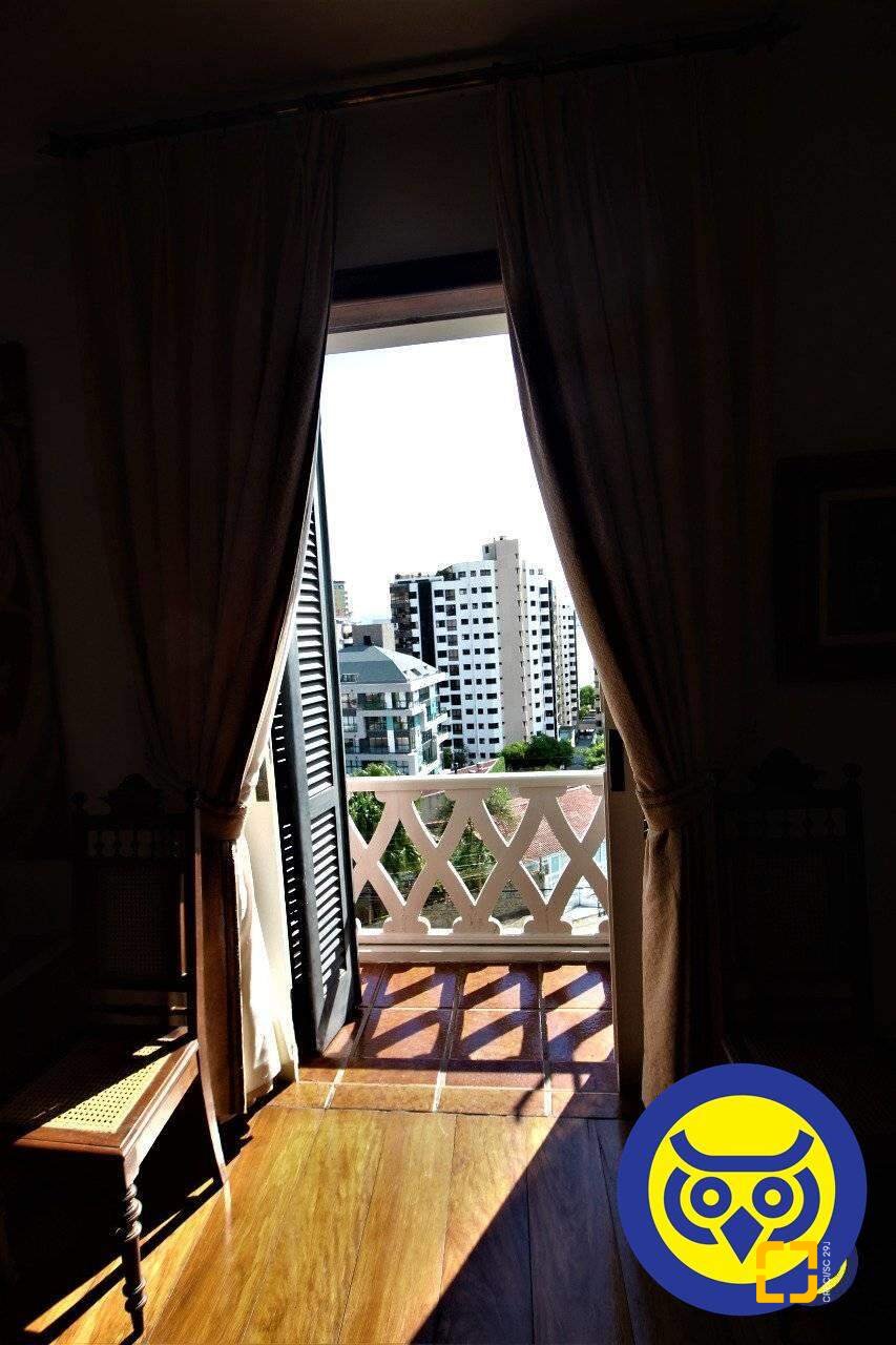 Casa com 536m², 5 quartos (sendo 1 suíte), 4 garagens, no bairro Centro em Florianópolis