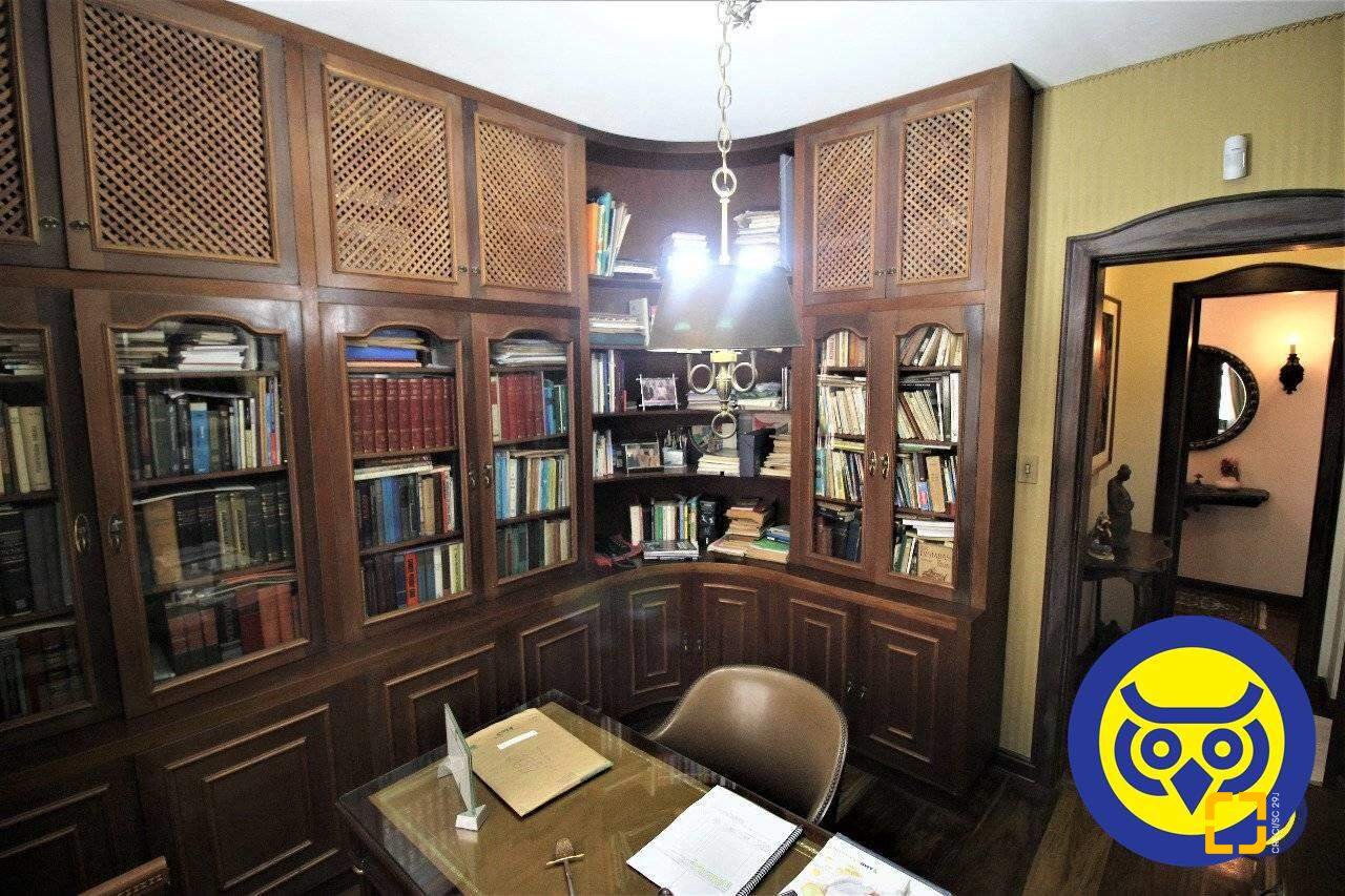 Casa com 536m², 5 quartos (sendo 1 suíte), 4 garagens, no bairro Centro em Florianópolis