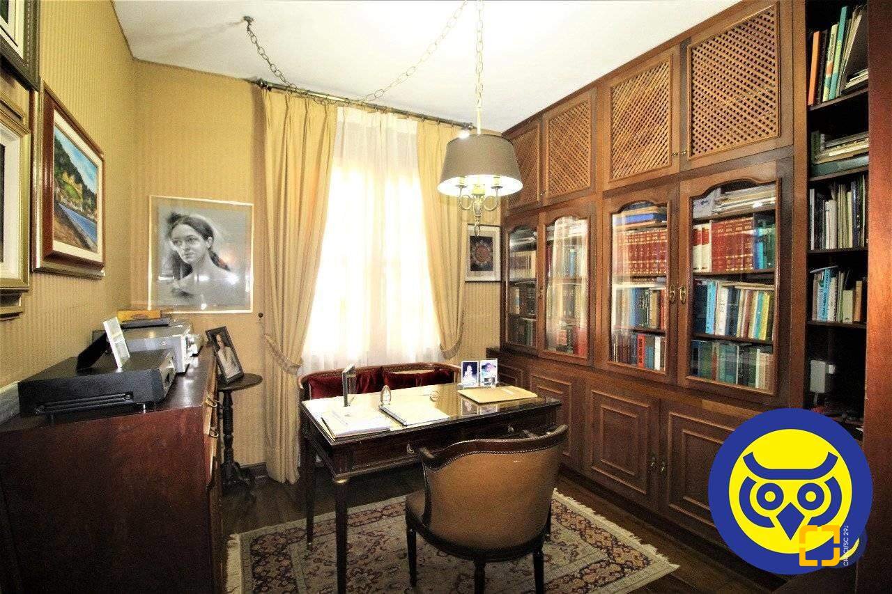 Casa com 536m², 5 quartos (sendo 1 suíte), 4 garagens, no bairro Centro em Florianópolis