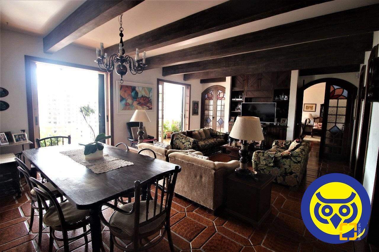 Casa com 536m², 5 quartos (sendo 1 suíte), 4 garagens, no bairro Centro em Florianópolis