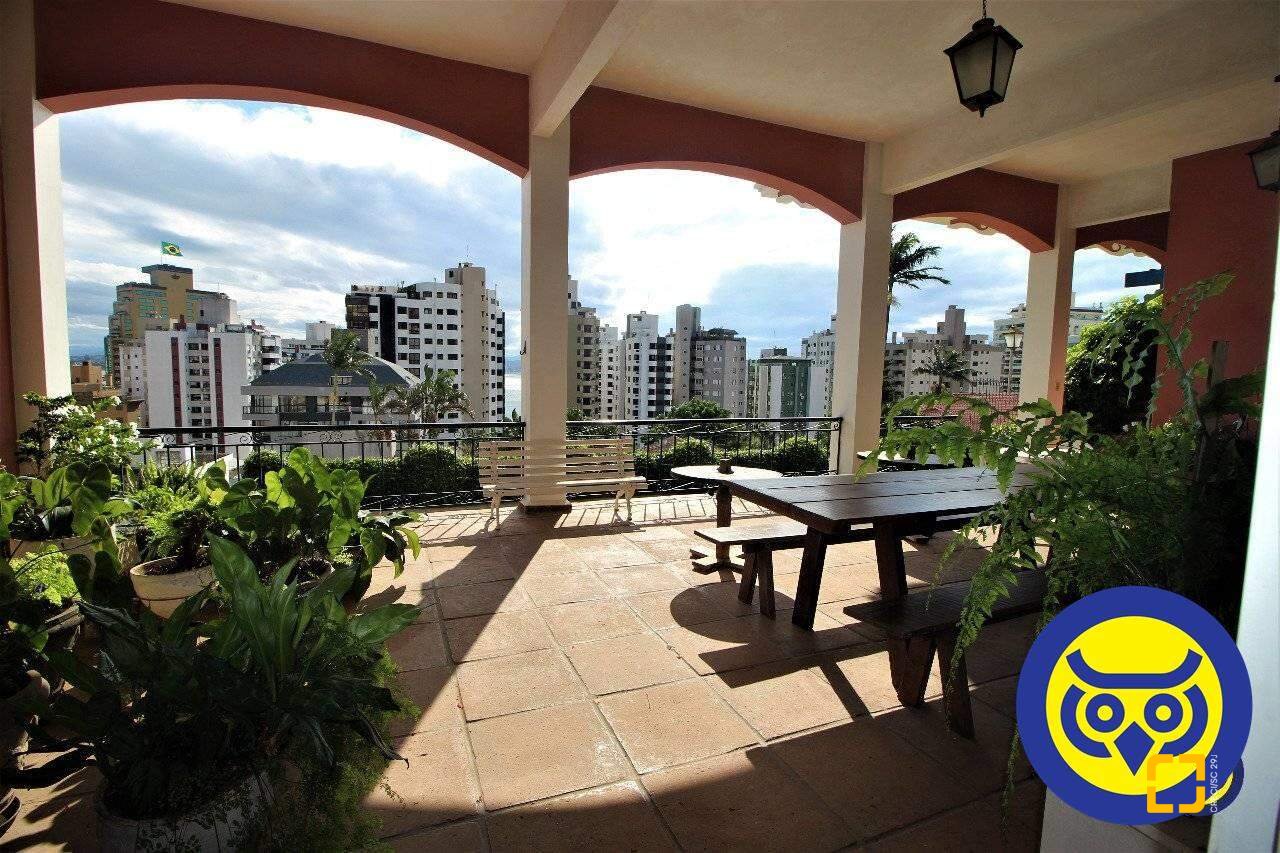 Casa com 536m², 5 quartos (sendo 1 suíte), 4 garagens, no bairro Centro em Florianópolis