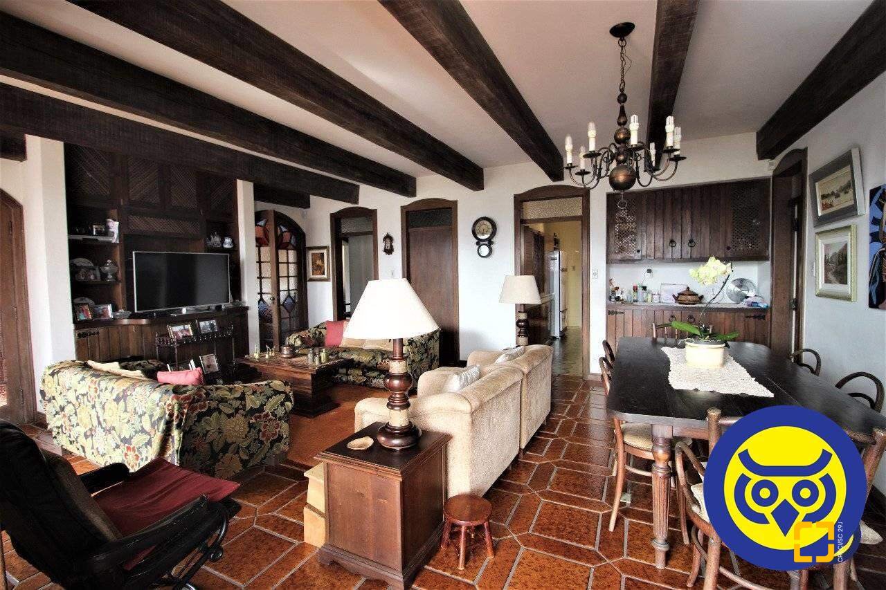 Casa com 536m², 5 quartos (sendo 1 suíte), 4 garagens, no bairro Centro em Florianópolis