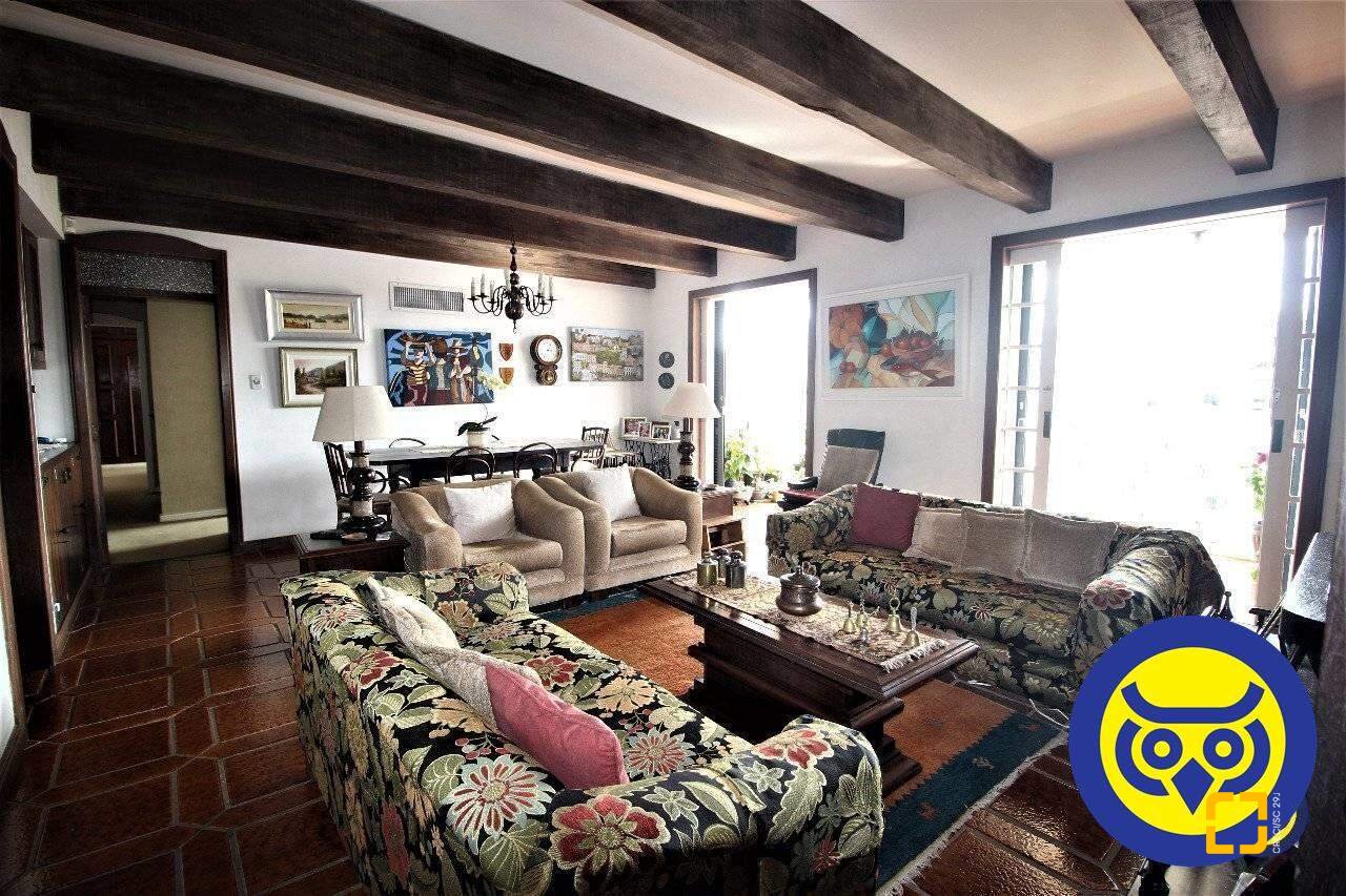 Casa com 536m², 5 quartos (sendo 1 suíte), 4 garagens, no bairro Centro em Florianópolis