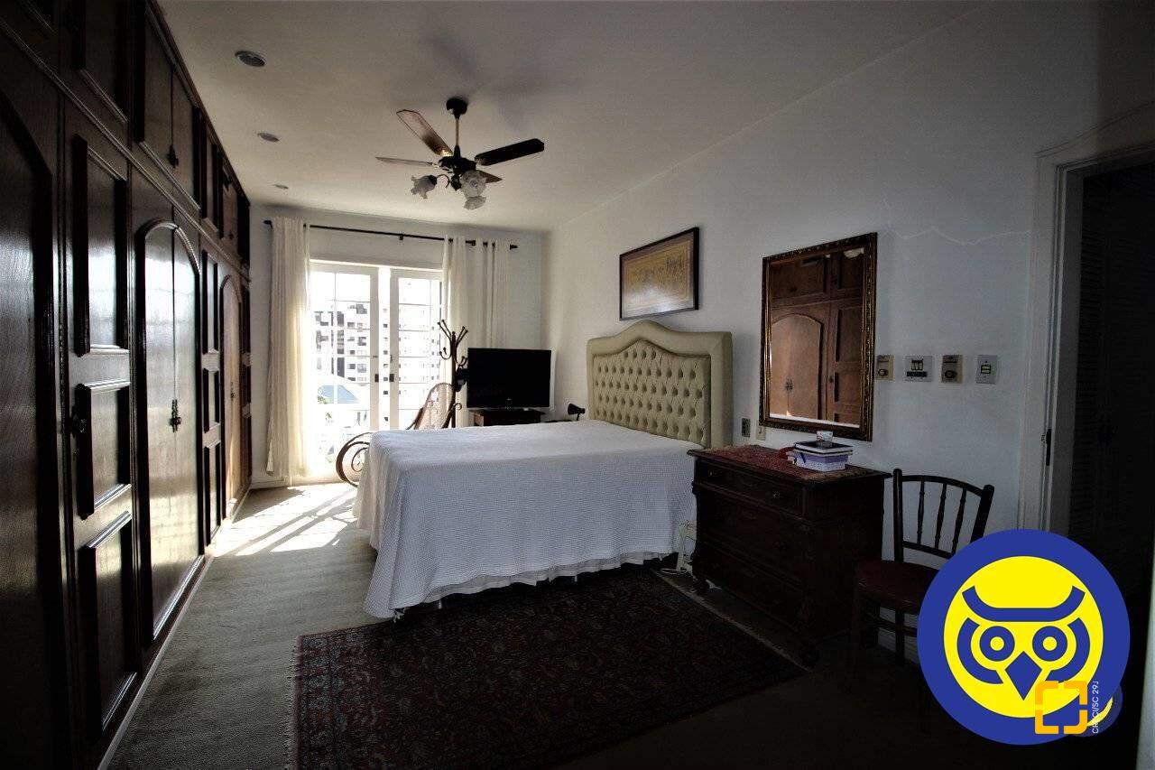 Casa com 536m², 5 quartos (sendo 1 suíte), 4 garagens, no bairro Centro em Florianópolis
