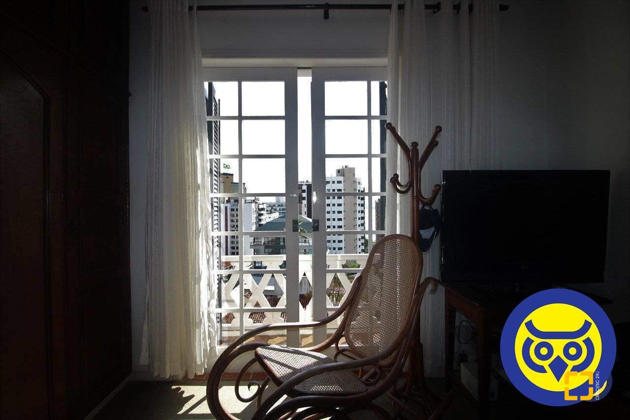 Casa com 536m², 5 quartos (sendo 1 suíte), 4 garagens, no bairro Centro em Florianópolis