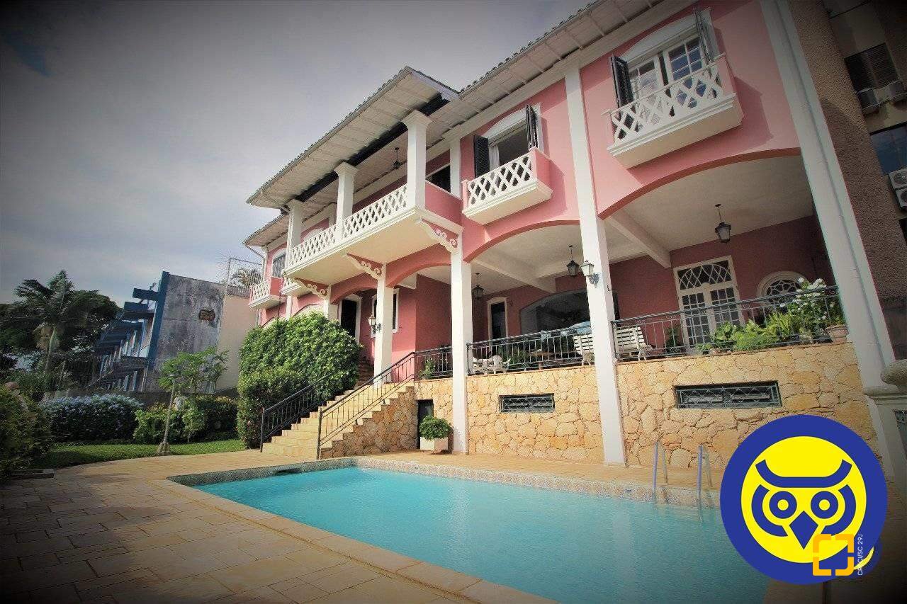 Casa com 536m², 5 quartos (sendo 1 suíte), 4 garagens, no bairro Centro em Florianópolis