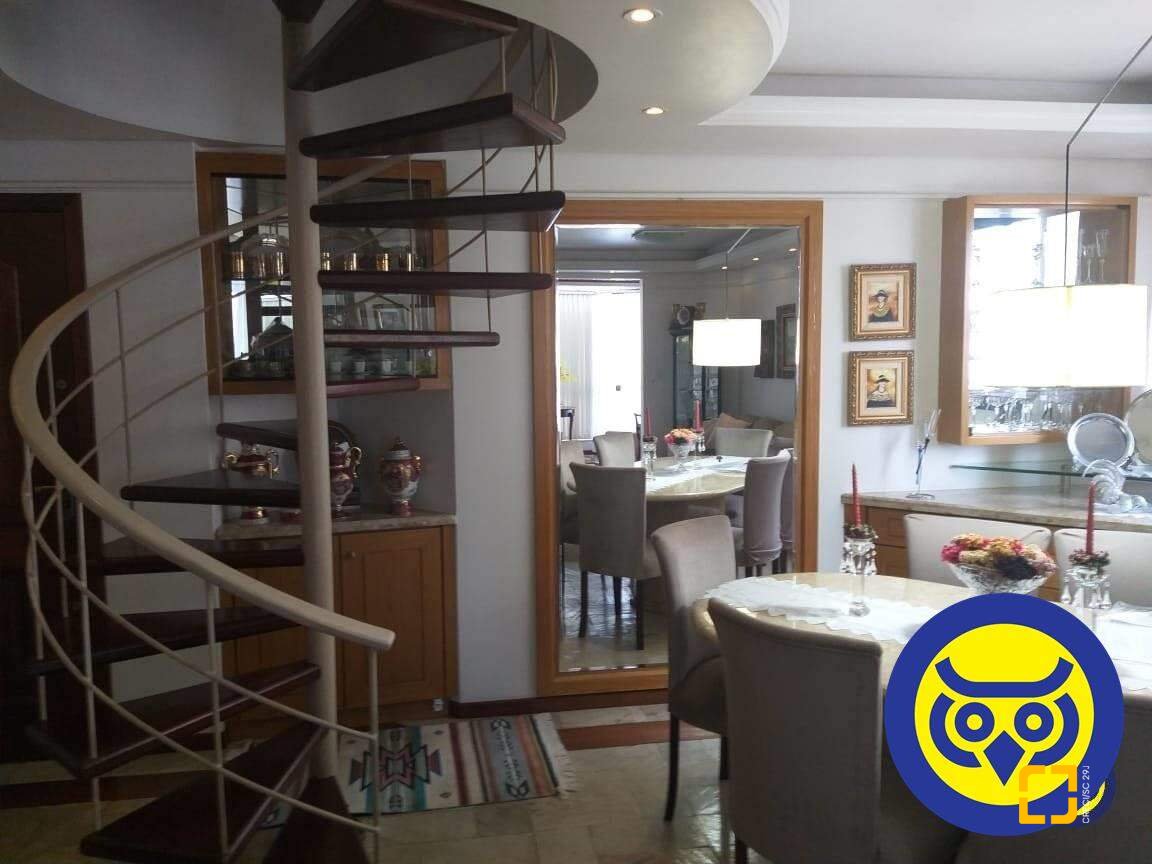 Cobertura com 226m², 4 quartos (sendo 2 suítes), 2 garagens, no bairro Centro em Florianópolis