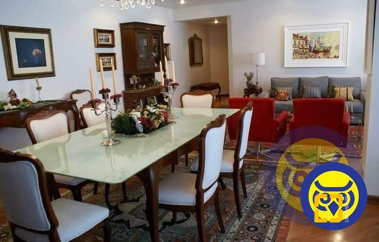 Apartamento com 266m², 6 quartos (sendo 2 suítes), 2 garagens, no bairro Centro em Florianópolis