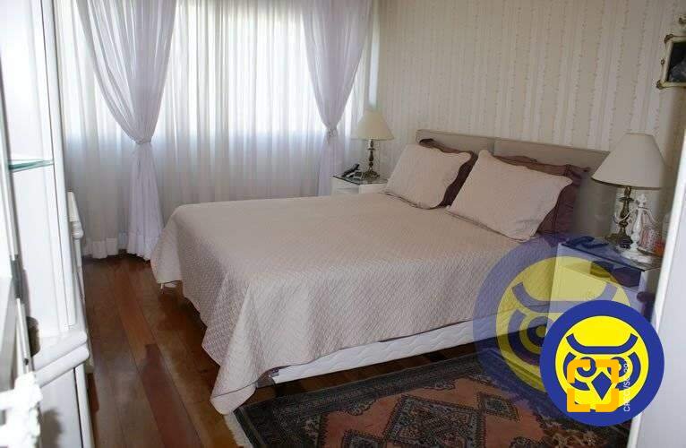 Apartamento com 266m², 6 quartos (sendo 2 suítes), 2 garagens, no bairro Centro em Florianópolis