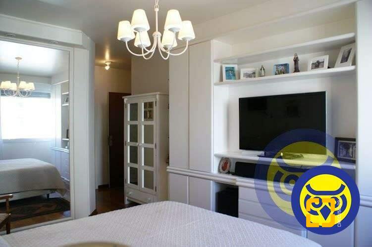 Apartamento com 266m², 6 quartos (sendo 2 suítes), 2 garagens, no bairro Centro em Florianópolis