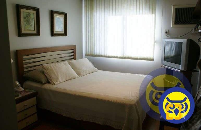 Apartamento com 266m², 6 quartos (sendo 2 suítes), 2 garagens, no bairro Centro em Florianópolis