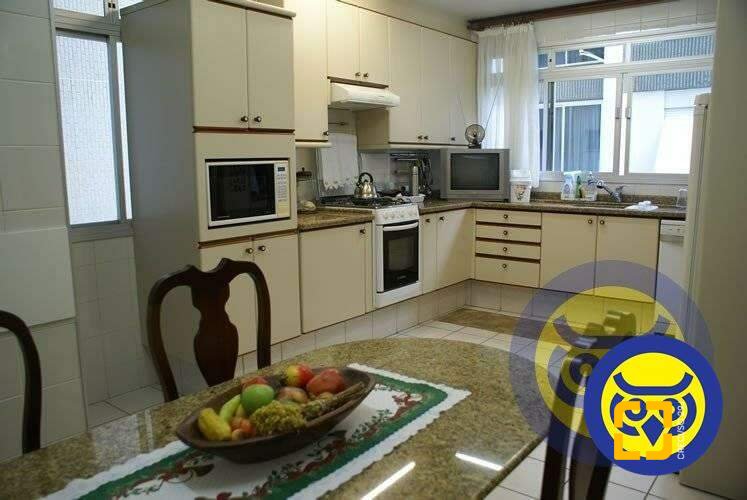 Apartamento com 266m², 6 quartos (sendo 2 suítes), 2 garagens, no bairro Centro em Florianópolis