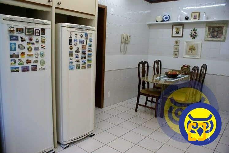 Apartamento com 266m², 6 quartos (sendo 2 suítes), 2 garagens, no bairro Centro em Florianópolis