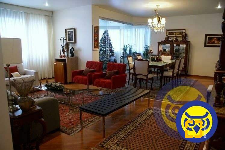 Apartamento com 266m², 6 quartos (sendo 2 suítes), 2 garagens, no bairro Centro em Florianópolis