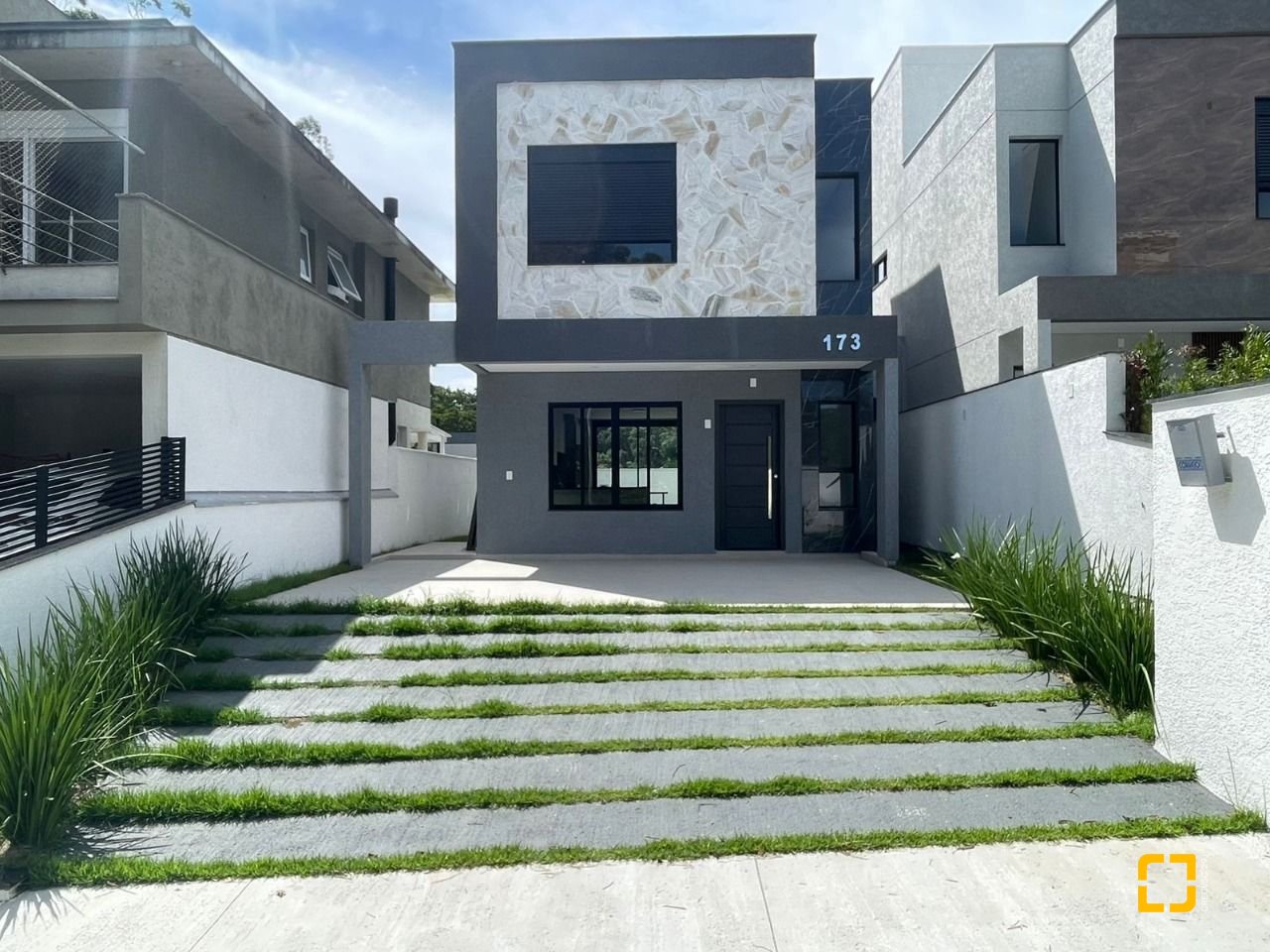 Casa com 149m², 6 quartos (sendo 3 suítes), 2 garagens, no bairro Santo Antônio de Lisboa em Florianópolis