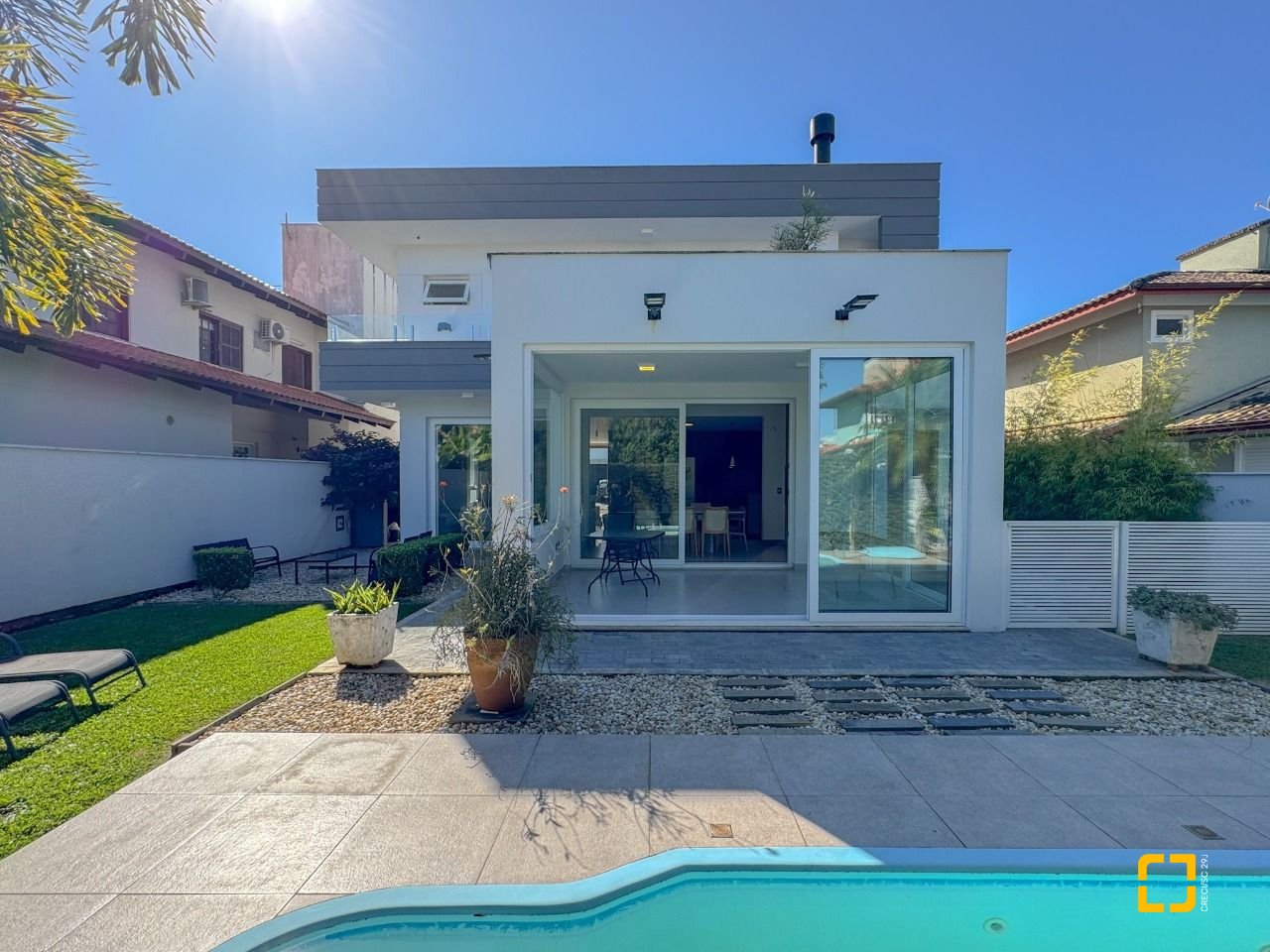 Casa com 242m², 7 quartos (sendo 3 suítes), 4 garagens, no bairro Jurerê Internacional em Florianópolis