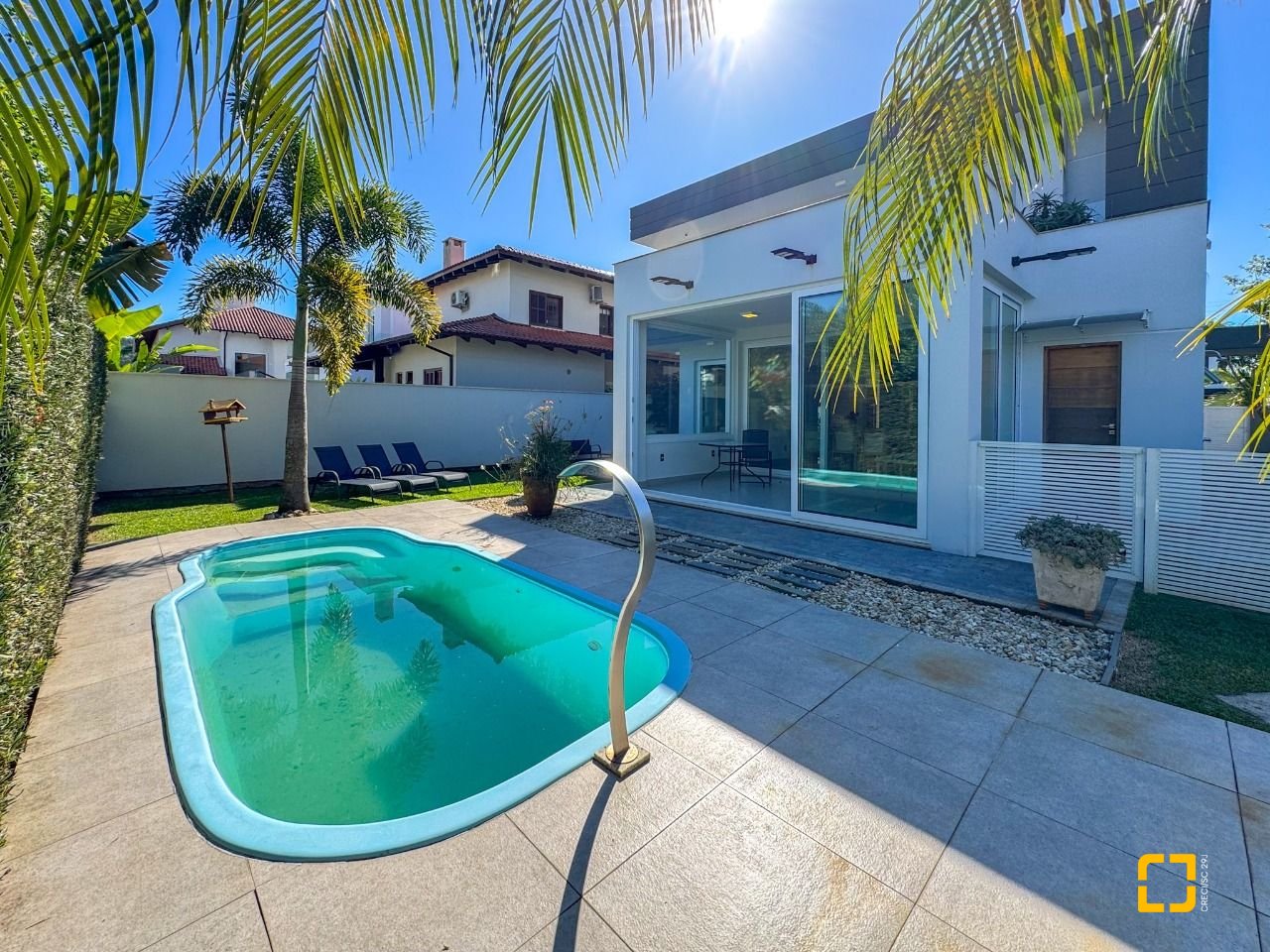 Casa com 242m², 7 quartos (sendo 3 suítes), 4 garagens, no bairro Jurerê Internacional em Florianópolis