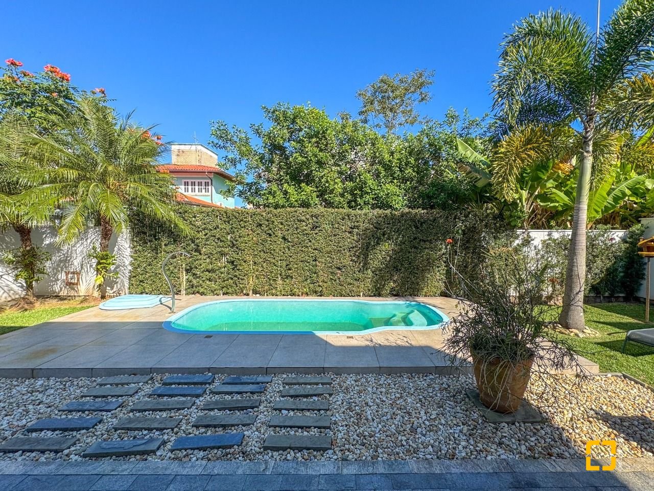 Casa com 242m², 7 quartos (sendo 3 suítes), 4 garagens, no bairro Jurerê Internacional em Florianópolis