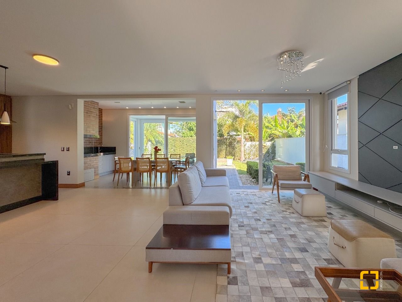 Casa com 242m², 7 quartos (sendo 3 suítes), 4 garagens, no bairro Jurerê Internacional em Florianópolis