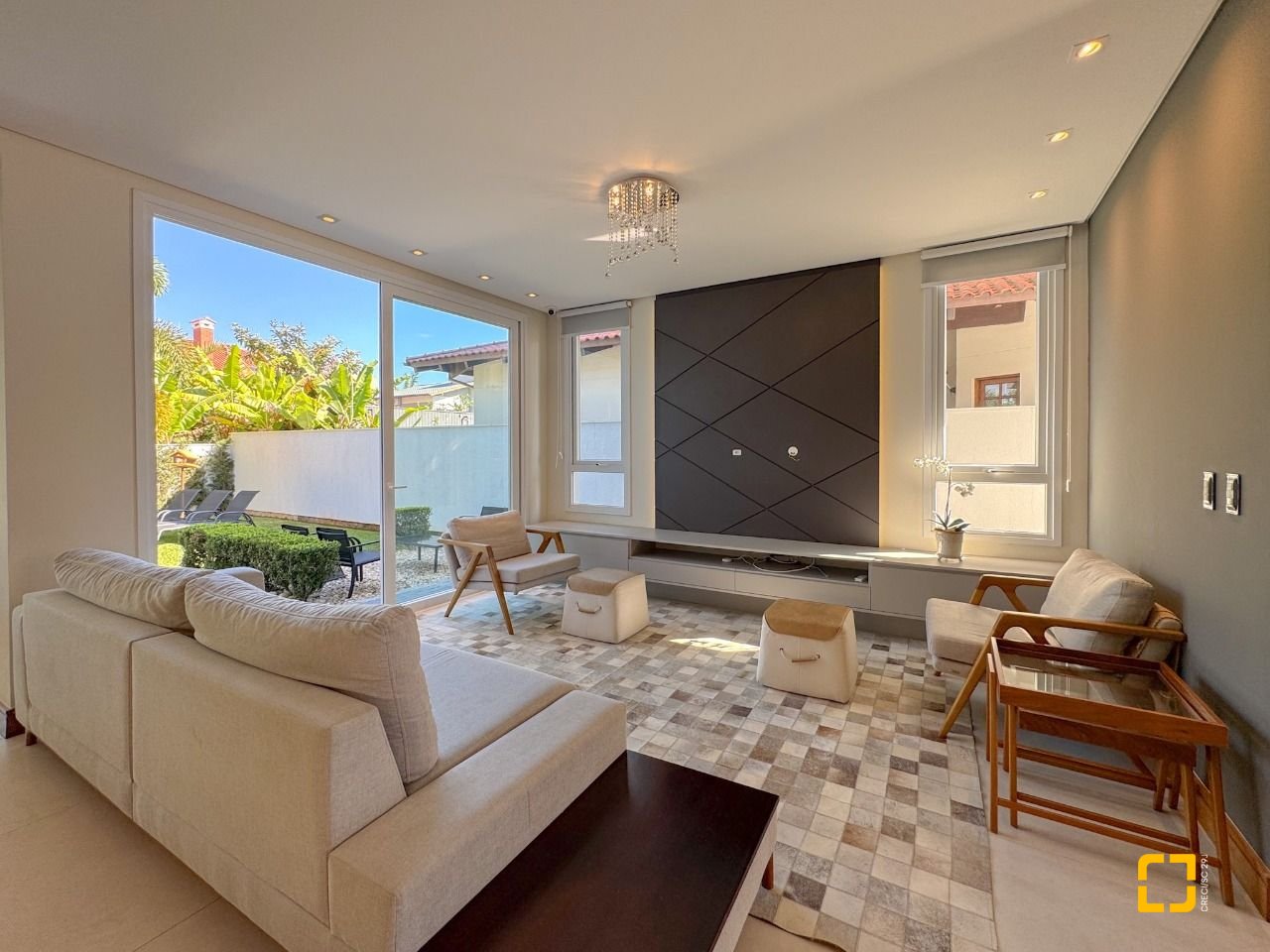 Casa com 242m², 7 quartos (sendo 3 suítes), 4 garagens, no bairro Jurerê Internacional em Florianópolis