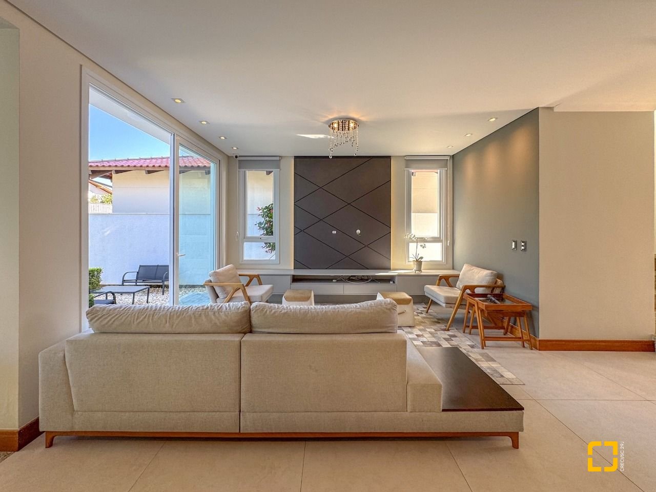 Casa com 242m², 7 quartos (sendo 3 suítes), 4 garagens, no bairro Jurerê Internacional em Florianópolis