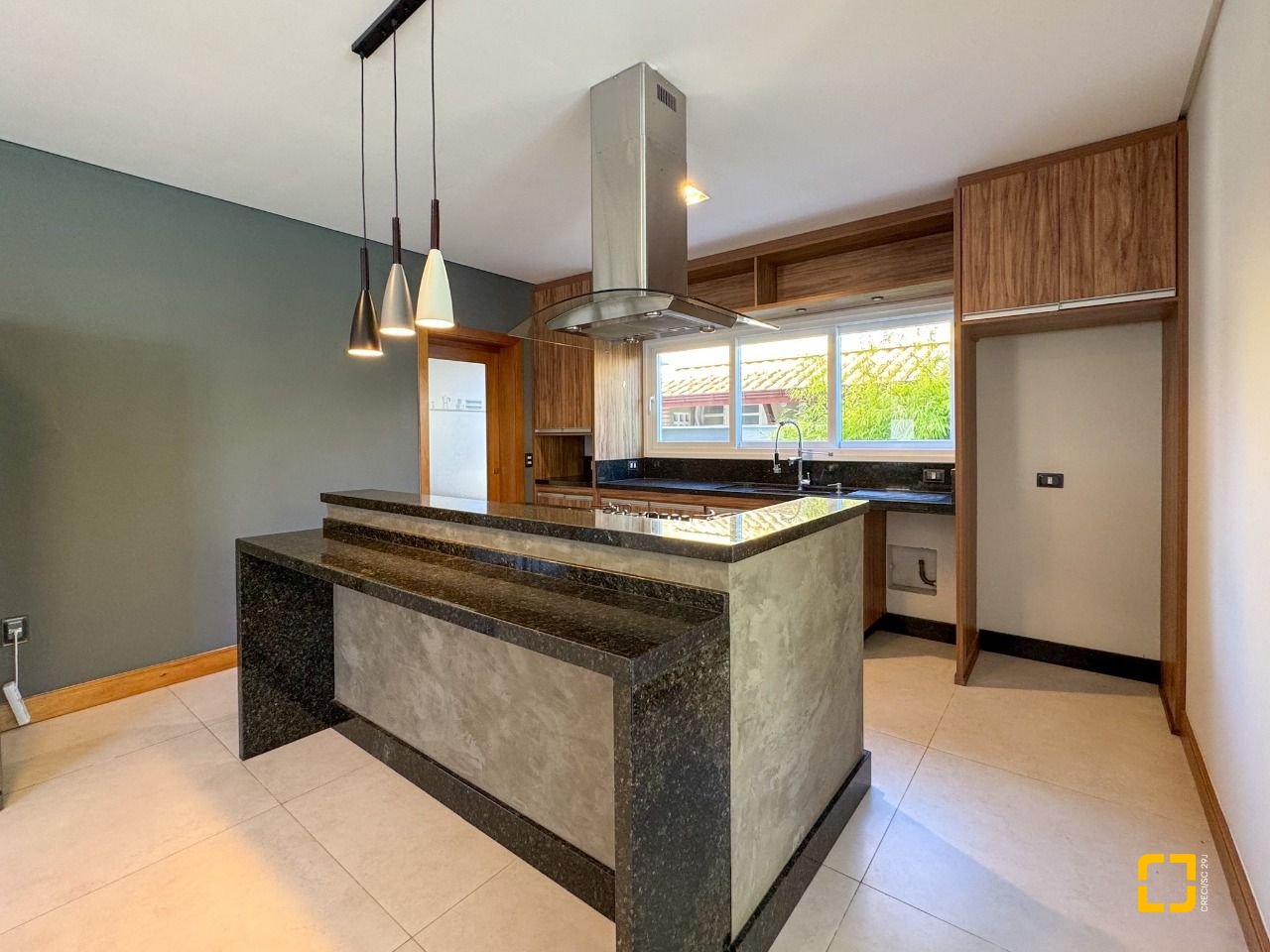 Casa com 242m², 7 quartos (sendo 3 suítes), 4 garagens, no bairro Jurerê Internacional em Florianópolis