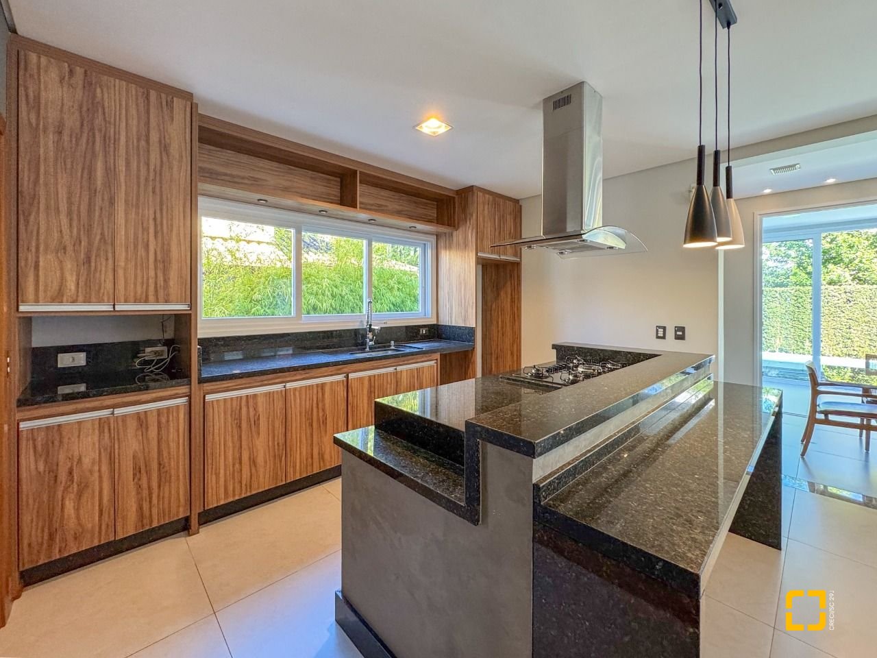 Casa com 242m², 7 quartos (sendo 3 suítes), 4 garagens, no bairro Jurerê Internacional em Florianópolis