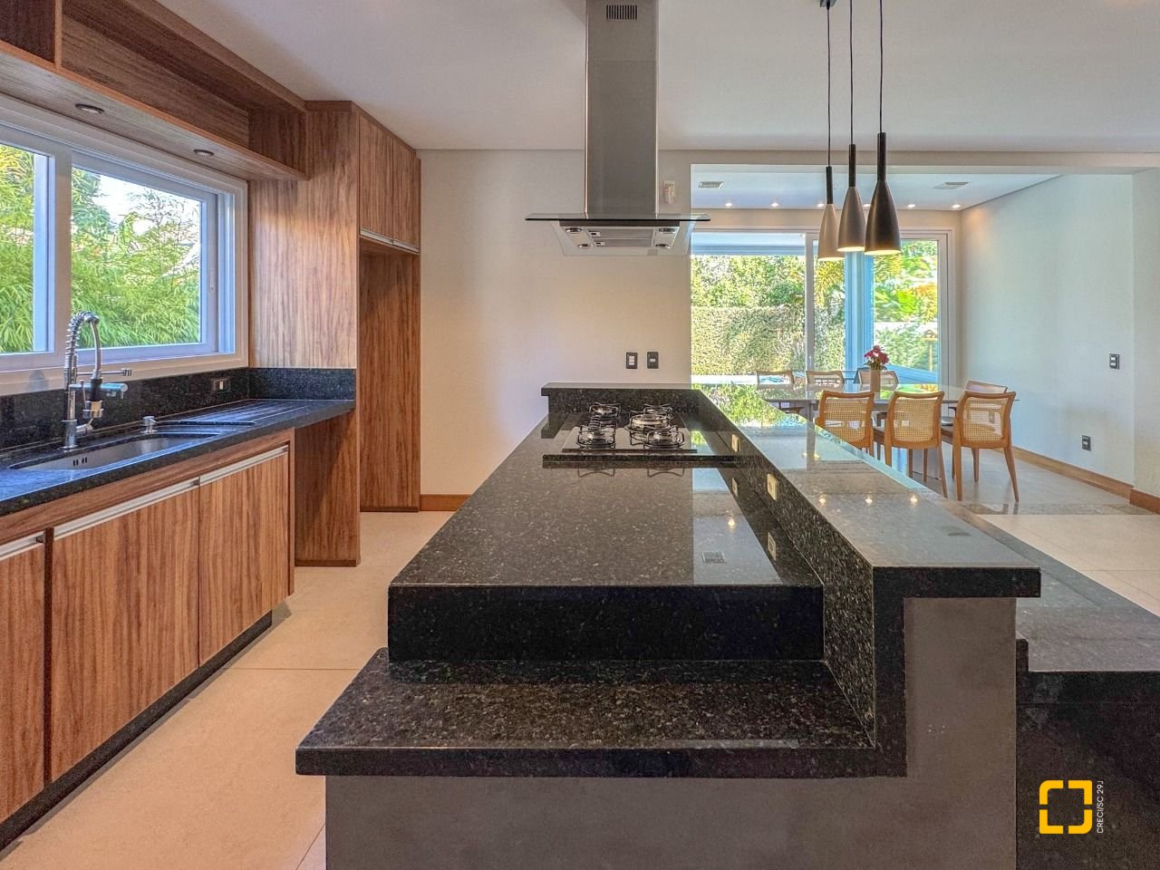 Casa com 242m², 7 quartos (sendo 3 suítes), 4 garagens, no bairro Jurerê Internacional em Florianópolis