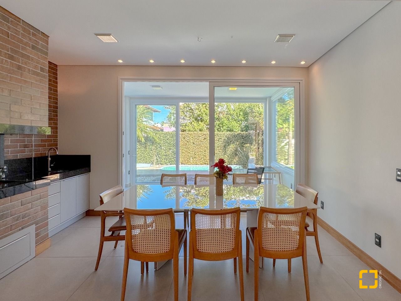 Casa com 242m², 7 quartos (sendo 3 suítes), 4 garagens, no bairro Jurerê Internacional em Florianópolis