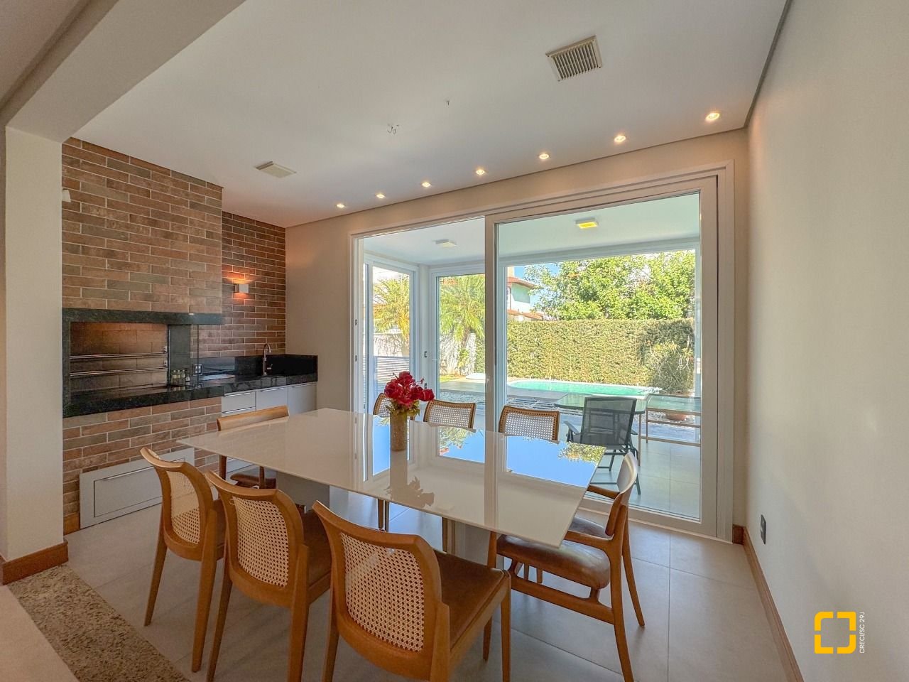 Casa com 242m², 7 quartos (sendo 3 suítes), 4 garagens, no bairro Jurerê Internacional em Florianópolis
