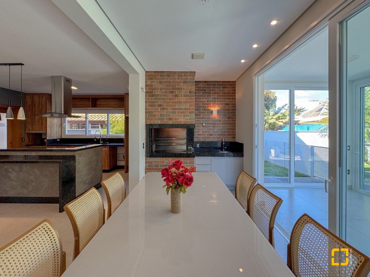 Casa com 242m², 7 quartos (sendo 3 suítes), 4 garagens, no bairro Jurerê Internacional em Florianópolis