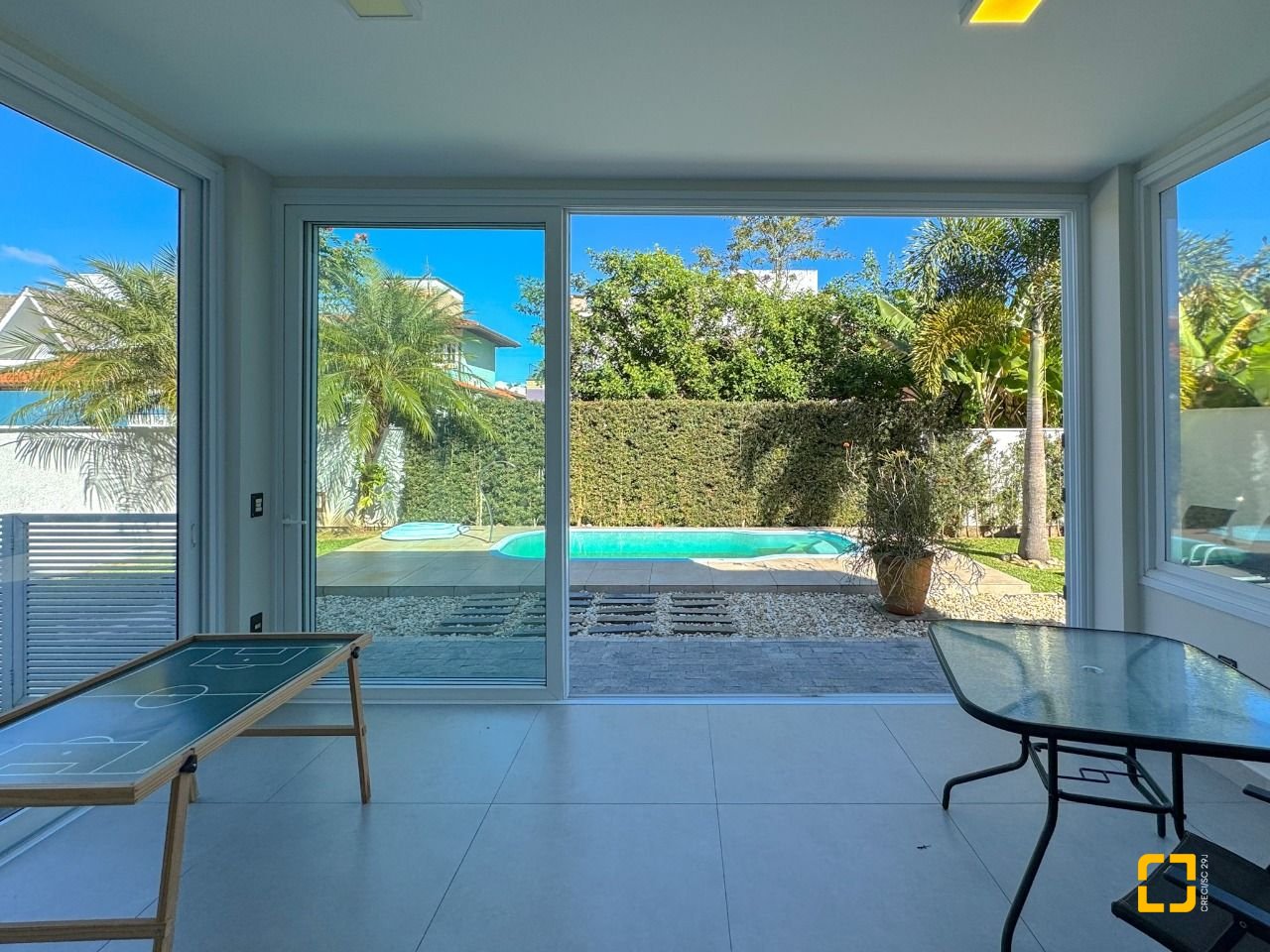 Casa com 242m², 7 quartos (sendo 3 suítes), 4 garagens, no bairro Jurerê Internacional em Florianópolis
