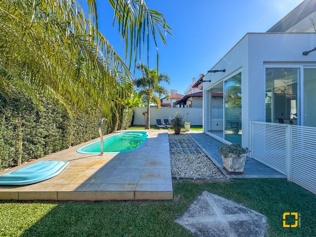 Casa com 242m², 7 quartos (sendo 3 suítes), 4 garagens, no bairro Jurerê Internacional em Florianópolis