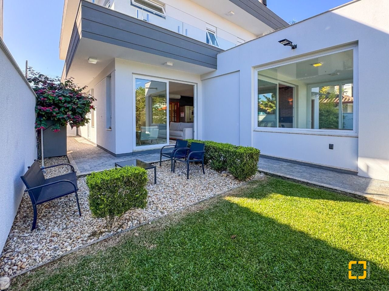 Casa com 242m², 7 quartos (sendo 3 suítes), 4 garagens, no bairro Jurerê Internacional em Florianópolis