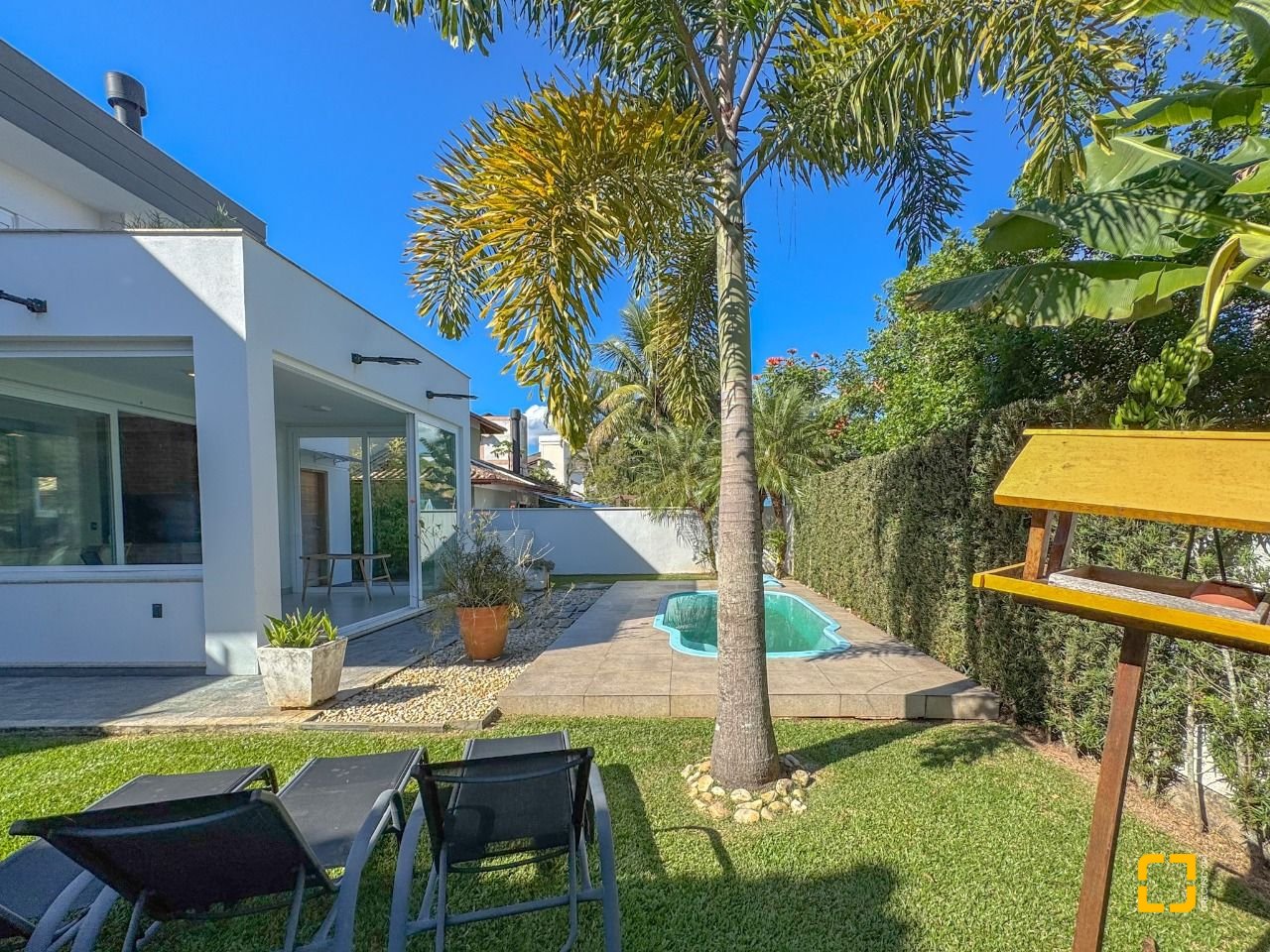 Casa com 242m², 7 quartos (sendo 3 suítes), 4 garagens, no bairro Jurerê Internacional em Florianópolis