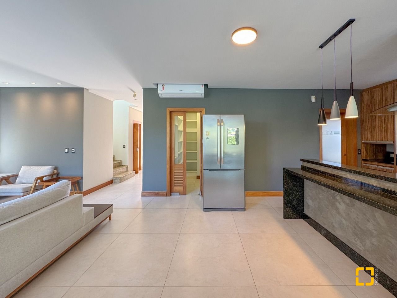 Casa com 242m², 7 quartos (sendo 3 suítes), 4 garagens, no bairro Jurerê Internacional em Florianópolis