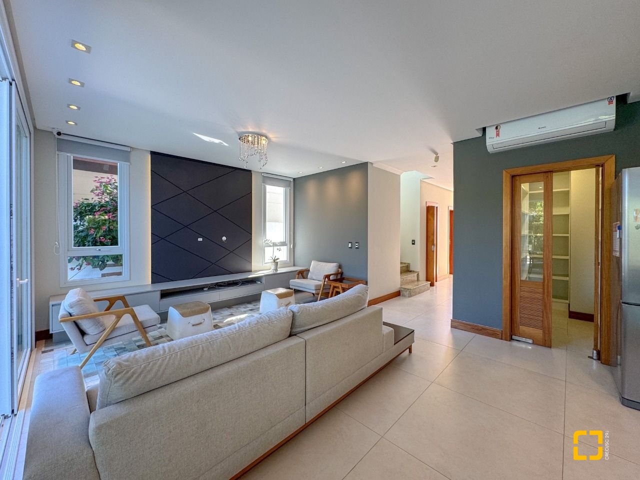 Casa com 242m², 7 quartos (sendo 3 suítes), 4 garagens, no bairro Jurerê Internacional em Florianópolis